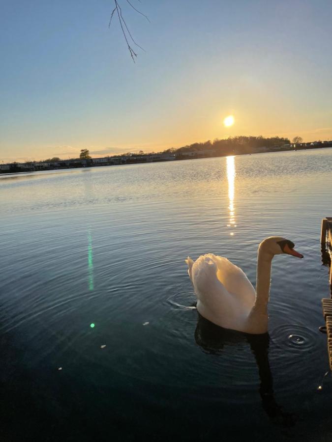 Отель Sunscape Breaks At Tattershall Lakes Экстерьер фото